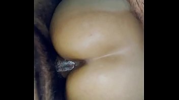 Девушка использует новую секс игрушку во времячко мастурбации сумерком
